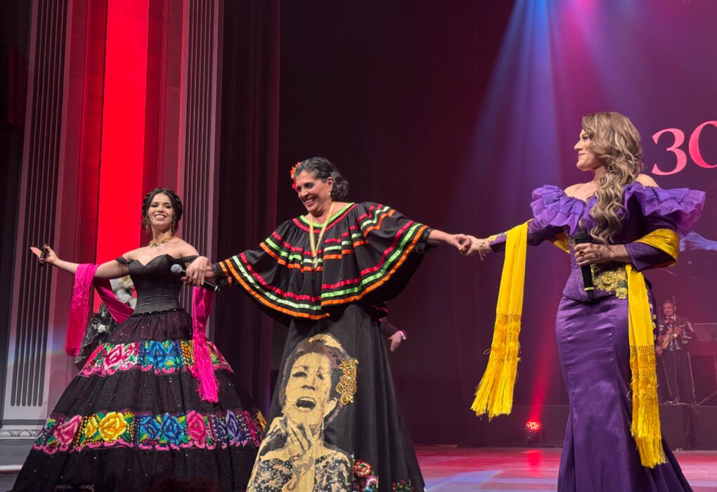 María Elena Leal Beltrán canta en homenaje a su madre Lola Beltrán en el Teatro Ángela Peralta.