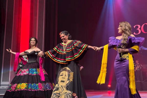 María Elena Leal Beltrán canta en homenaje a su madre Lola Beltrán en el Teatro Ángela Peralta.
