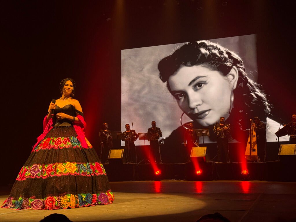 Silvia Zepeda interpreta música ranchera durante el homenaje a Lola Beltrán en el Teatro Ángela Peralta de Mazatlán.